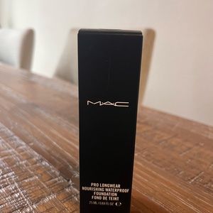 MAC Pro Longwear foundation NC20
